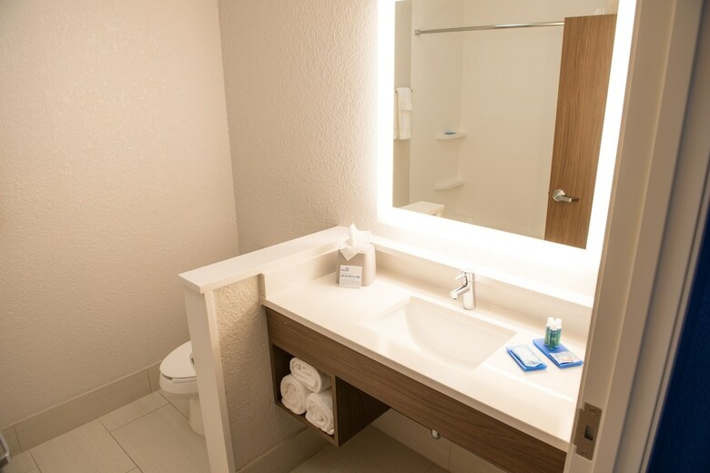 Hotel Holiday Inn Express And Suites Warsaw - E Center