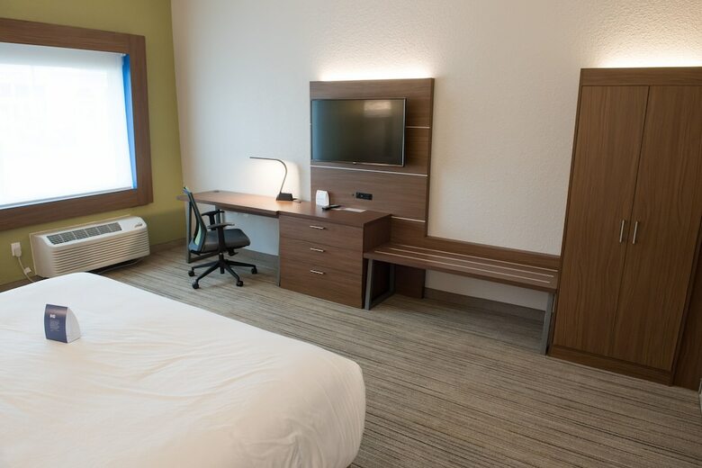 Hotel Holiday Inn Express And Suites Warsaw - E Center