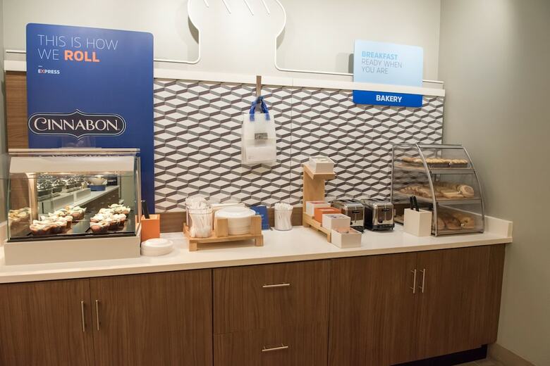 Hotel Holiday Inn Express And Suites Warsaw - E Center