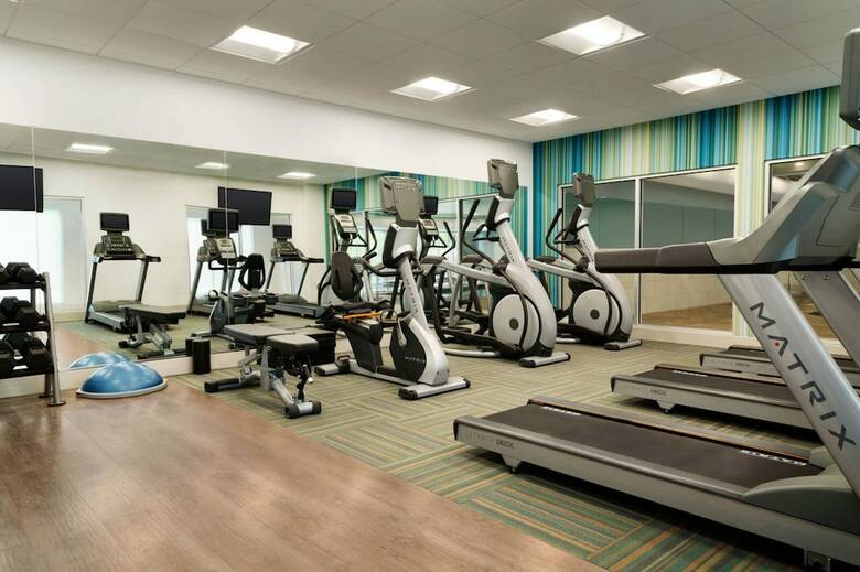 Hotel Holiday Inn Express And Suites Warsaw - E Center