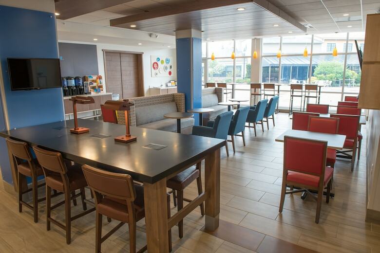 Hotel Holiday Inn Express And Suites Warsaw - E Center