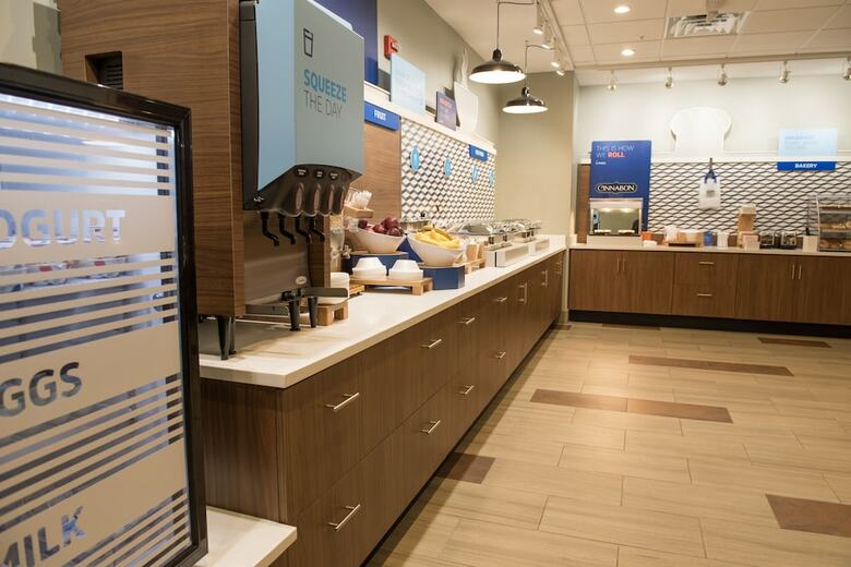 Hotel Holiday Inn Express And Suites Warsaw - E Center