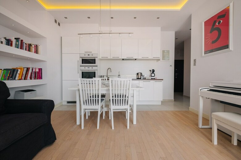 Modern Apartment Across The Ponds