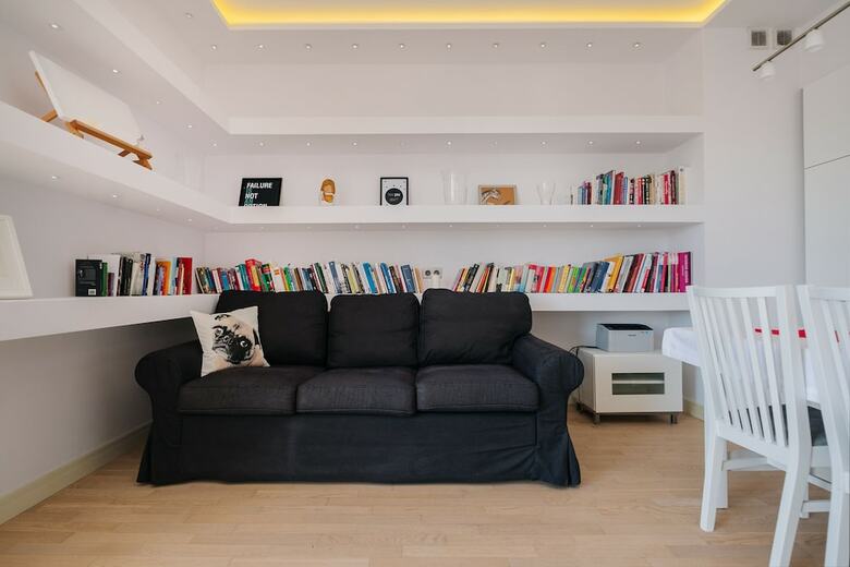 Modern Apartment Across The Ponds