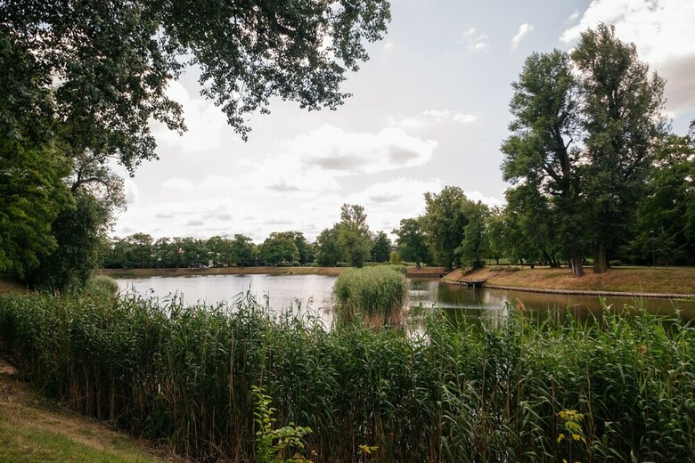 Modern Apartment Across The Ponds