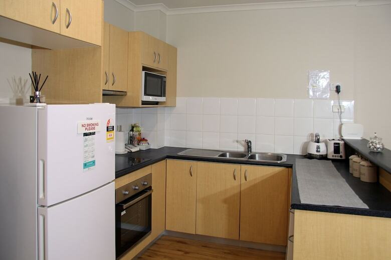 Adelaide Central Apartment - 3br, 2bath & Carpark