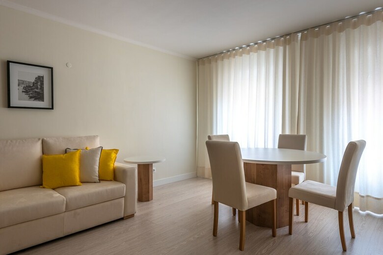Apartamentos Classic Modern With A Splash Of Glam