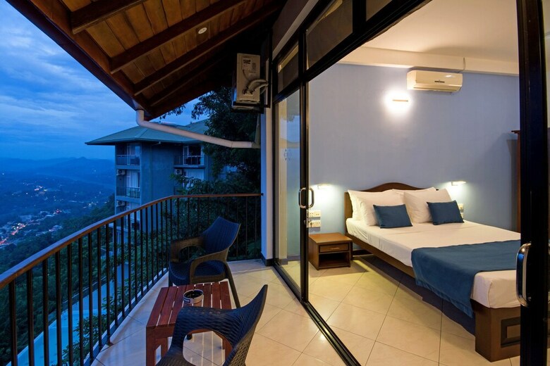 Hotel Ceyloni Panorama Resort