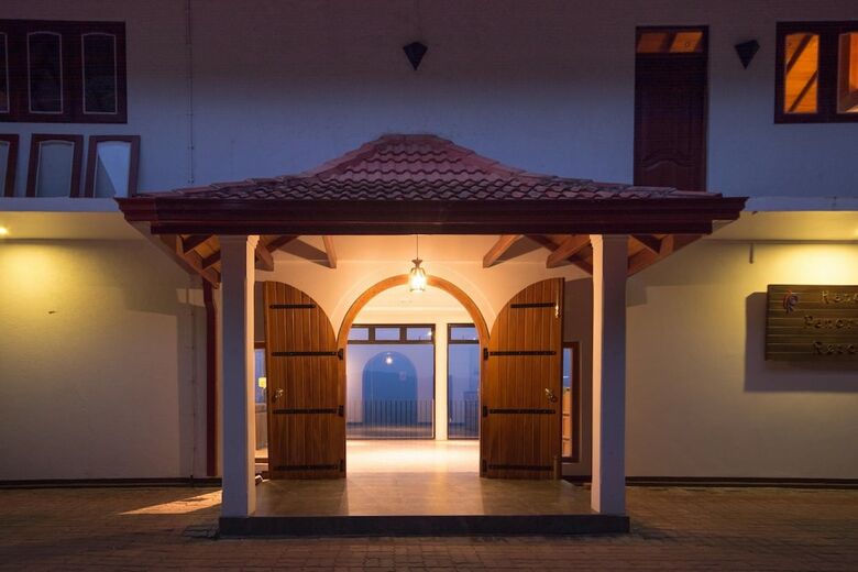 Hotel Ceyloni Panorama Resort