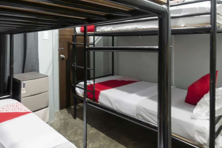 Hostal Oyo 561 Abn Hostel
