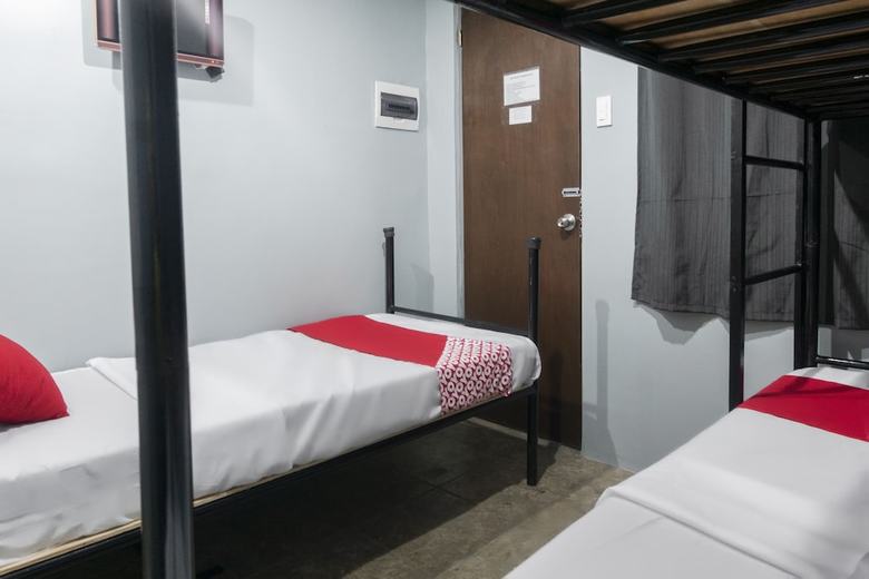 Hostal Oyo 561 Abn Hostel