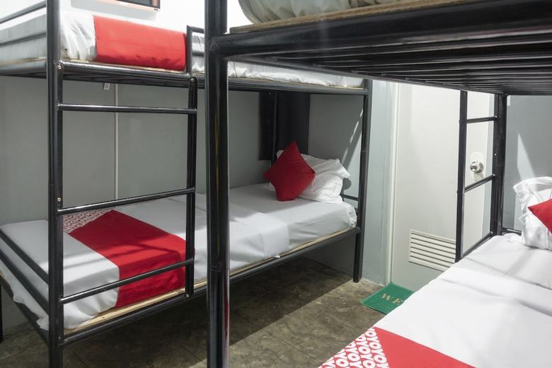 Hostal Oyo 561 Abn Hostel