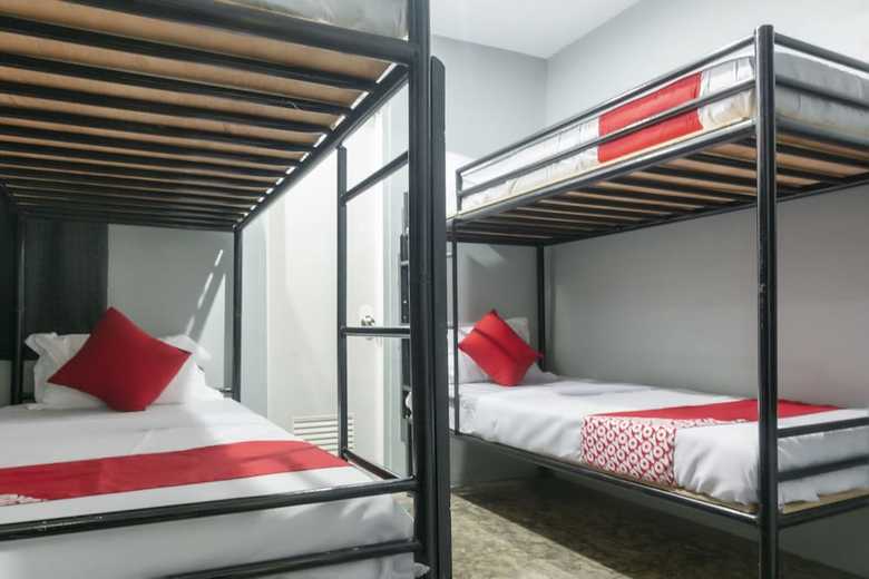 Hostal Oyo 561 Abn Hostel