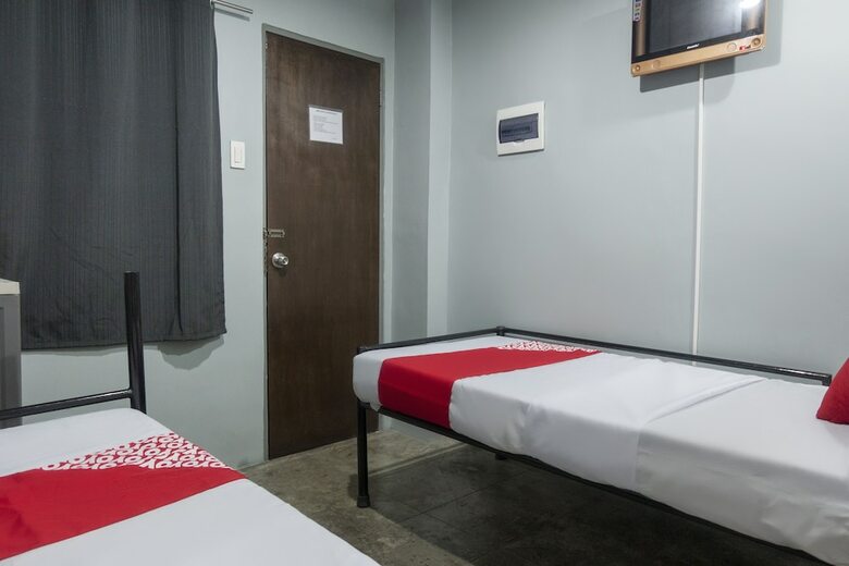 Hostal Oyo 561 Abn Hostel