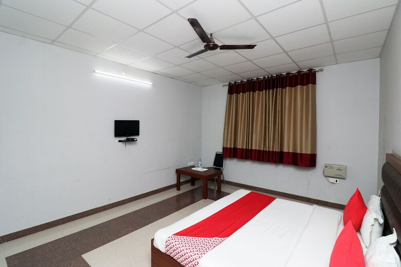 Hotel Oyo 28416 Ananya Royals