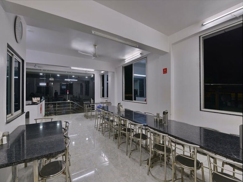 Hotel Oyo 35484 Travellers Inn