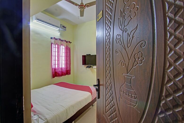 Hotel Oyo 24332 Lotus Stays