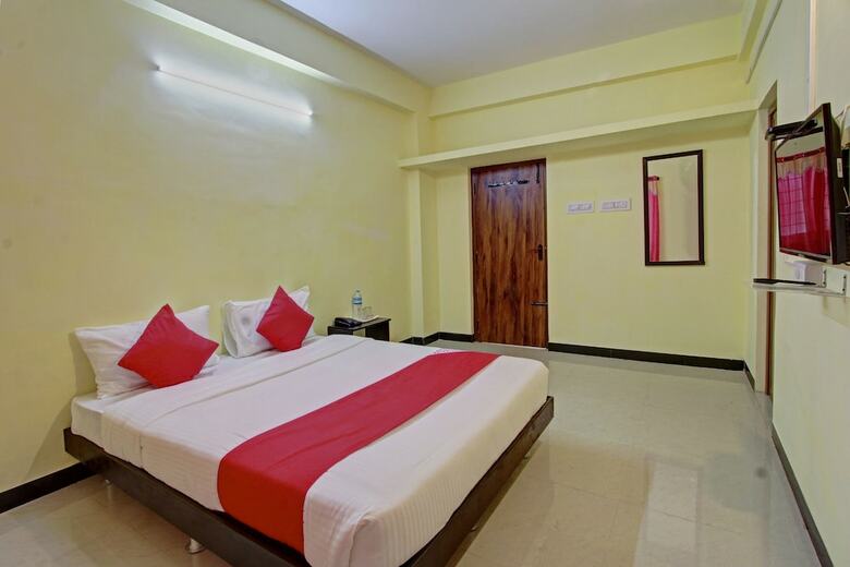 Hotel Oyo 24332 Lotus Stays