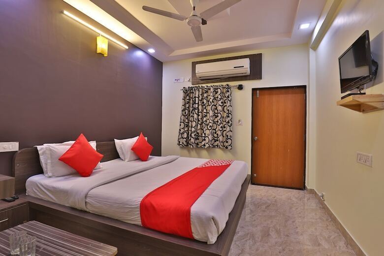 Oyo 28024 Hotel Royal Palace