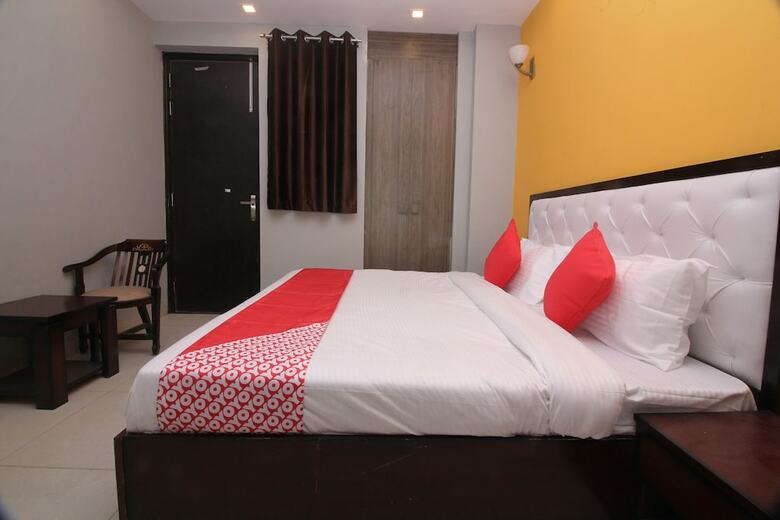 Hotel Oyo Flagship 24120 Chugh House