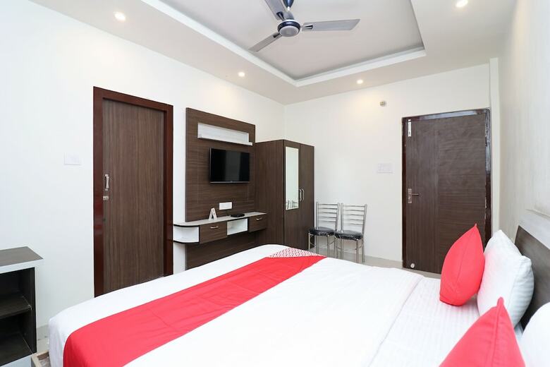 Hotel Oyo 18848 Paradise Inn