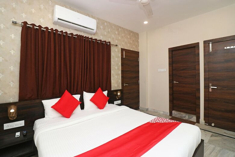 Hotel Oyo 23639 Krishna Plaza