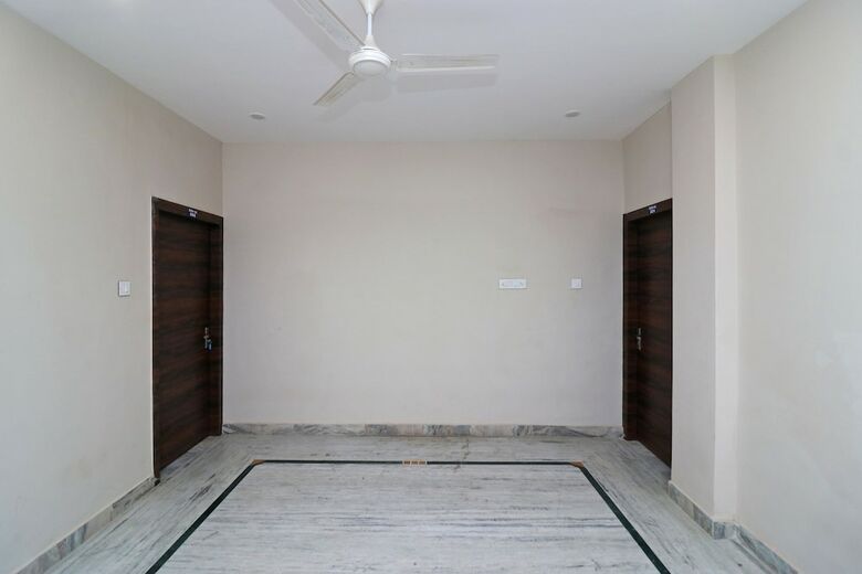 Hotel Oyo 23639 Krishna Plaza