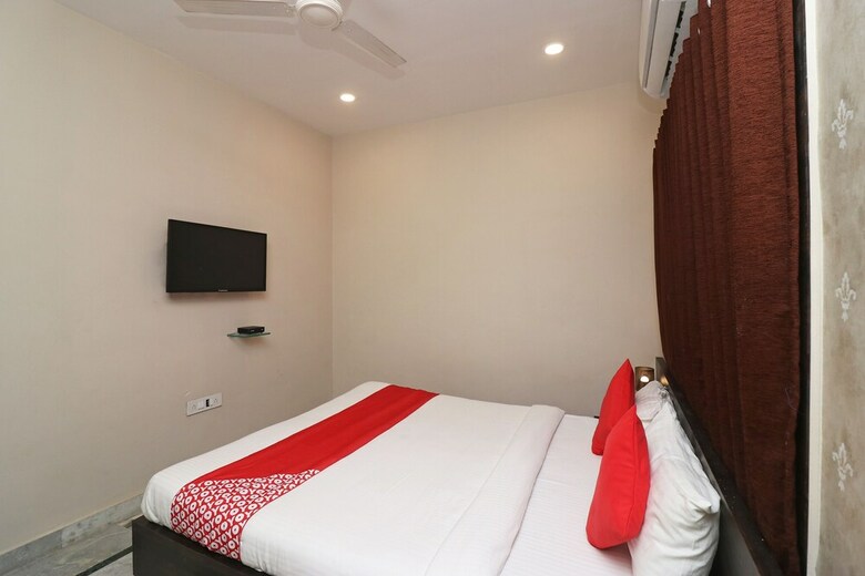 Hotel Oyo 23639 Krishna Plaza