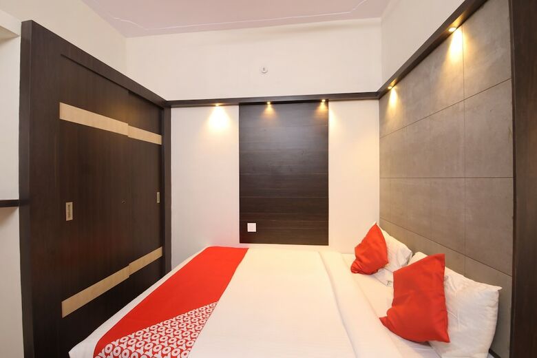 Hotel Oyo 28093 Royal Sand