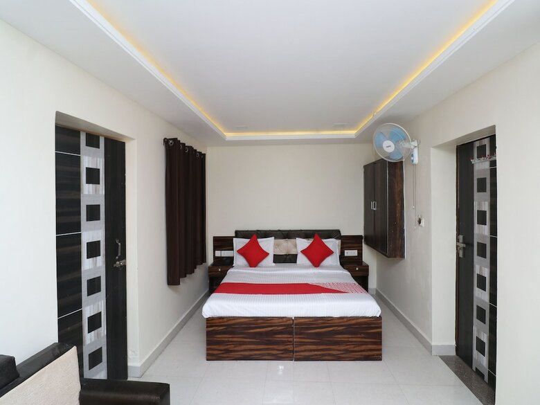 Oyo 30884 Hotel Lr Regency