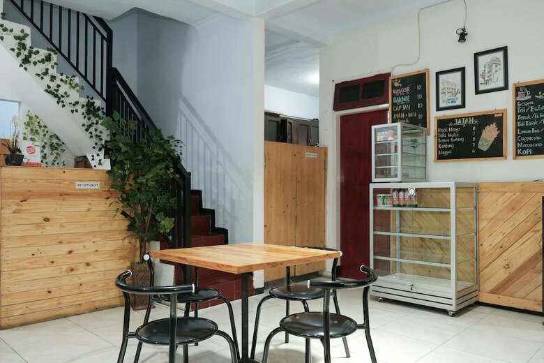 Hostal Oyo 1380 Velodrome Family House