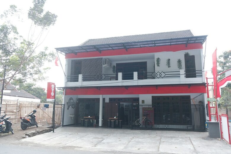 Hostal Oyo 1380 Velodrome Family House