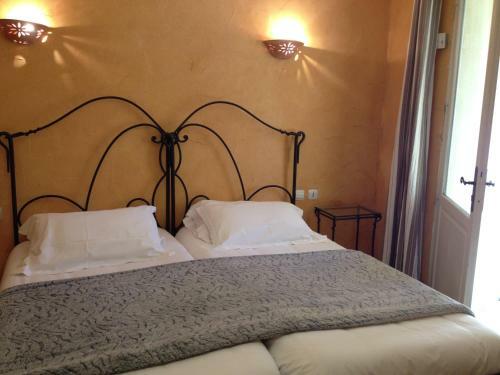 Hotel H�tel Lou Cale� Restaurant Le Rocher Des Abeilles
