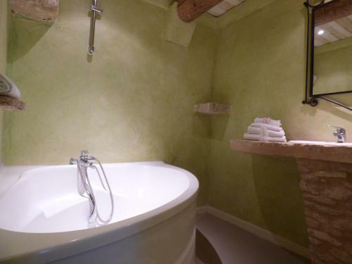 Hotel H�tel Lou Cale� Restaurant Le Rocher Des Abeilles