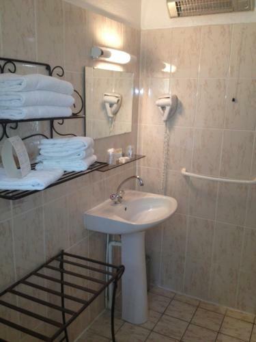 Hotel H�tel Lou Cale� Restaurant Le Rocher Des Abeilles