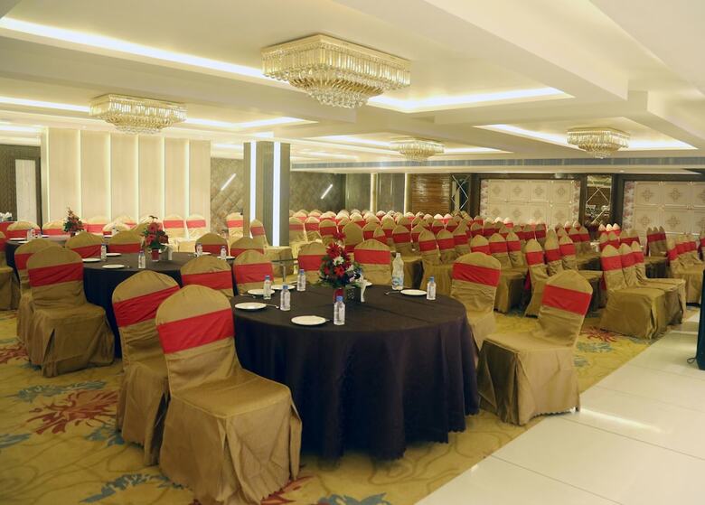 Hotel Om Clarks Inn Raebareli