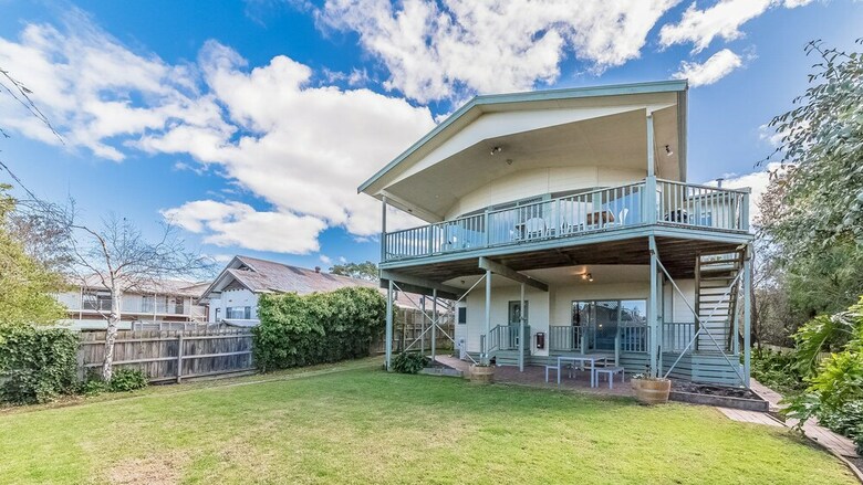 Beach Views On Beilby - Free Wifi & Foxtel - Pet Friendly