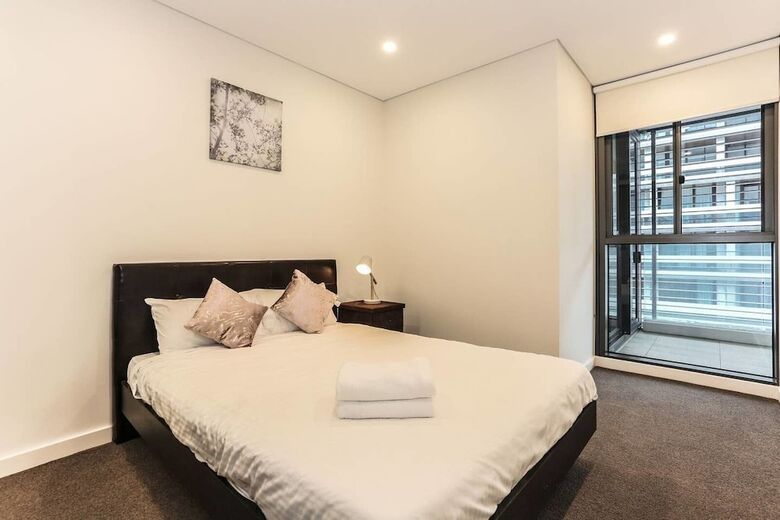 New Bright Apartment In Waterloo Near Park