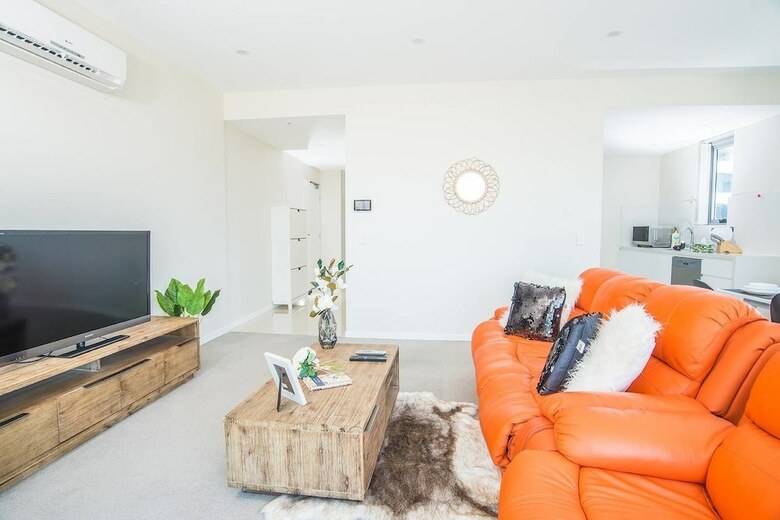 Spacious Central Apartment Walking Distance To Beach