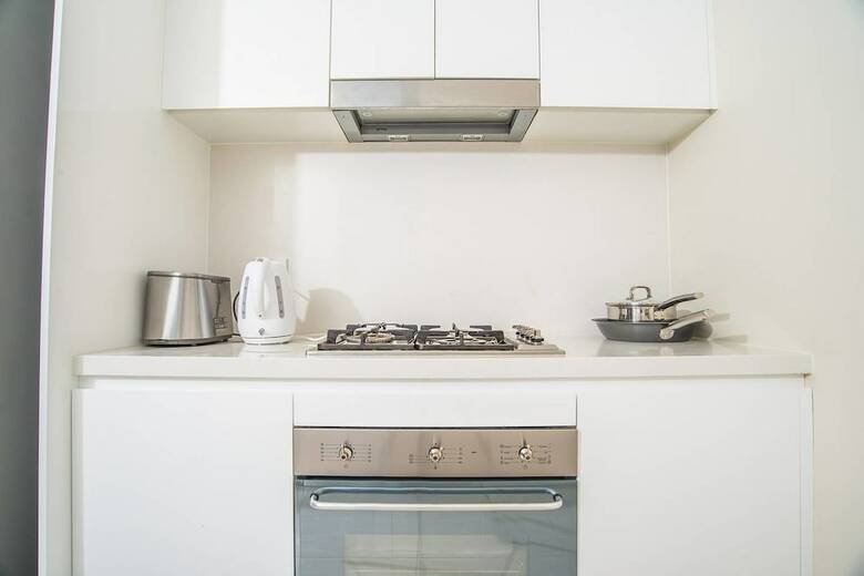 Spacious Central Apartment Walking Distance To Beach
