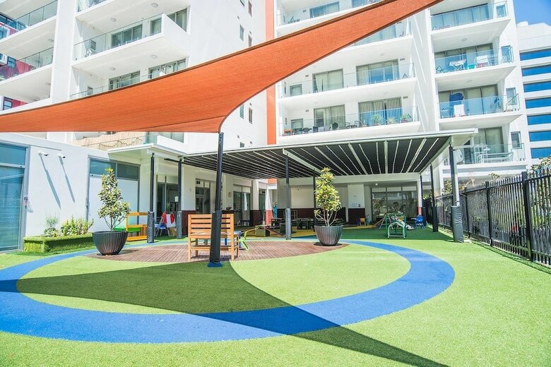 Spacious Central Apartment Walking Distance To Beach