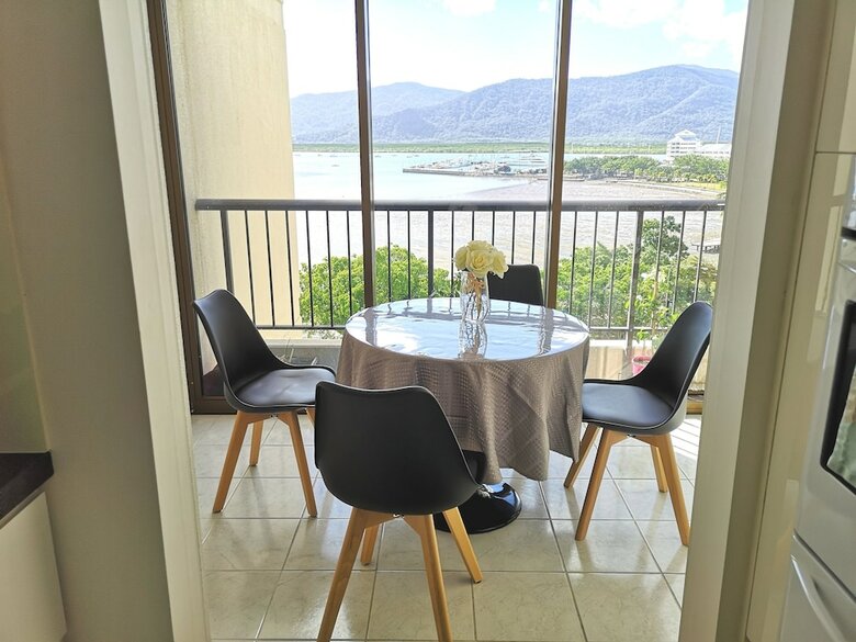 Cairns Ocean View Apartment In Aquarius