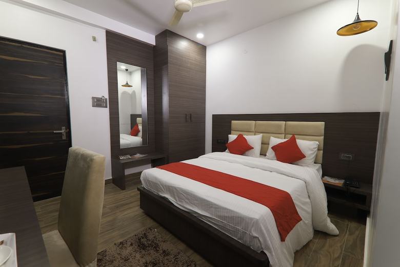 Hotel L N International
