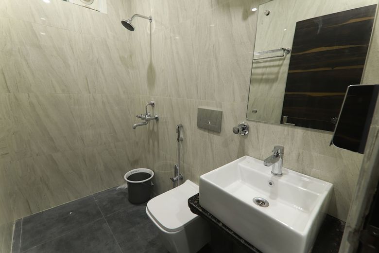 Hotel L N International