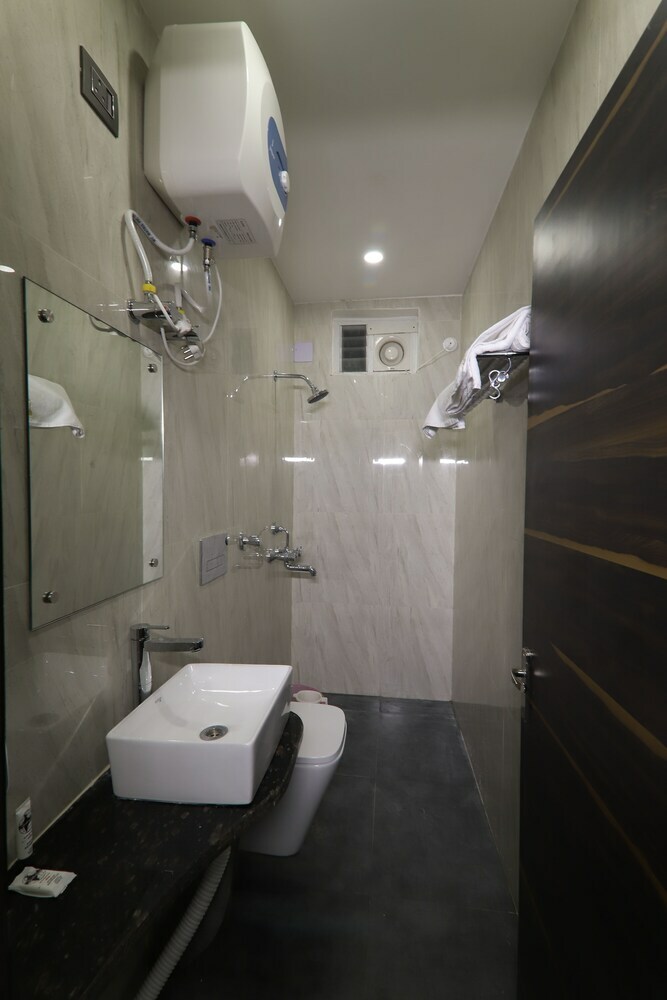 Hotel L N International