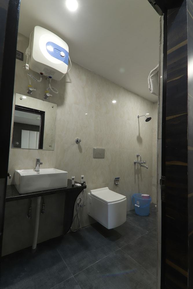 Hotel L N International