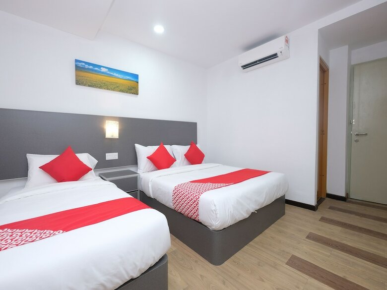 Oyo 44043 First Garden Hotel