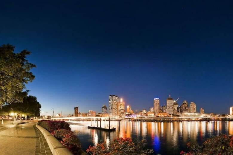 Sky High 2 Bedroom Apartment In Central Brisbane