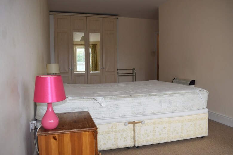 Bright 2 Bedroom Apartment With Balcony In City Centre