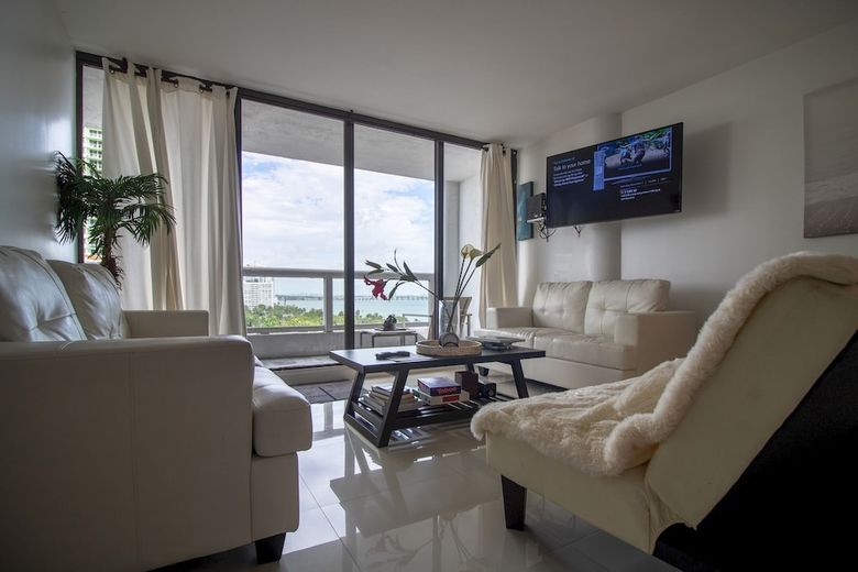 Apartamentos Edgy And Modern Condo On The Bay